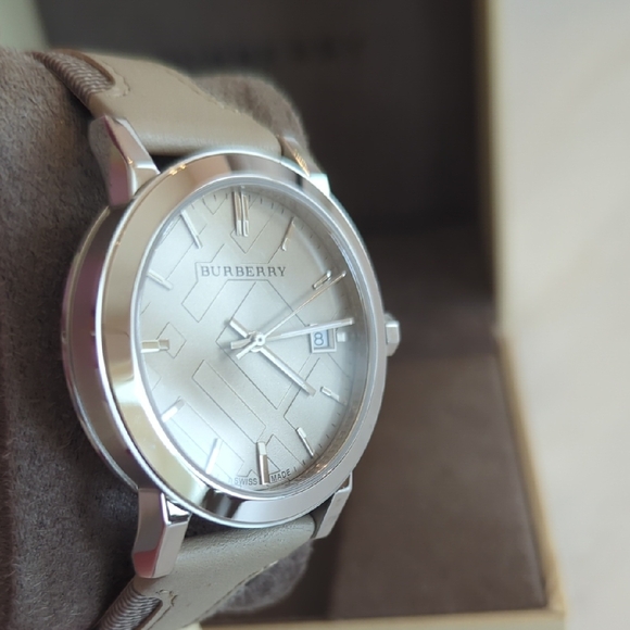 Burberry Beige Watch - Picture 5 of 10